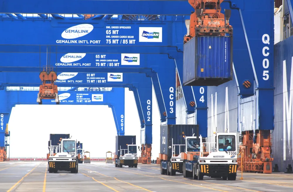 Bốc dỡ hàng hóa container tại khu cảng nước sâu Cái Mép - Thị Vải (1).JPG
