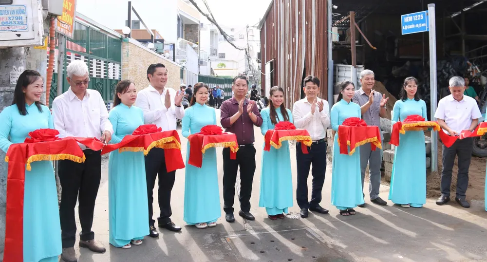 Lãnh đạo phường Phú Thuận cắt băng khánh thành hẻm 1225 Huỳnh Tấn Phát 12-8. khánh thành hẻm 17.jpg