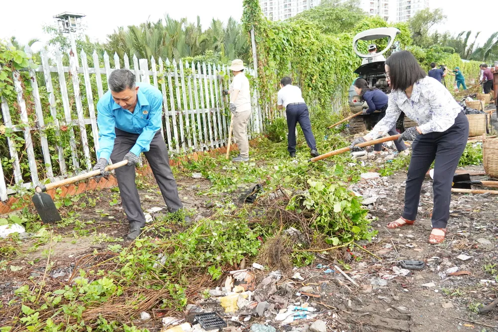 Lãnh đạo phường Phú Thuận và đại diện các ban, ngành cùng người dân tổng vệ sinh khu vực đường Đào Trí 6.JPG