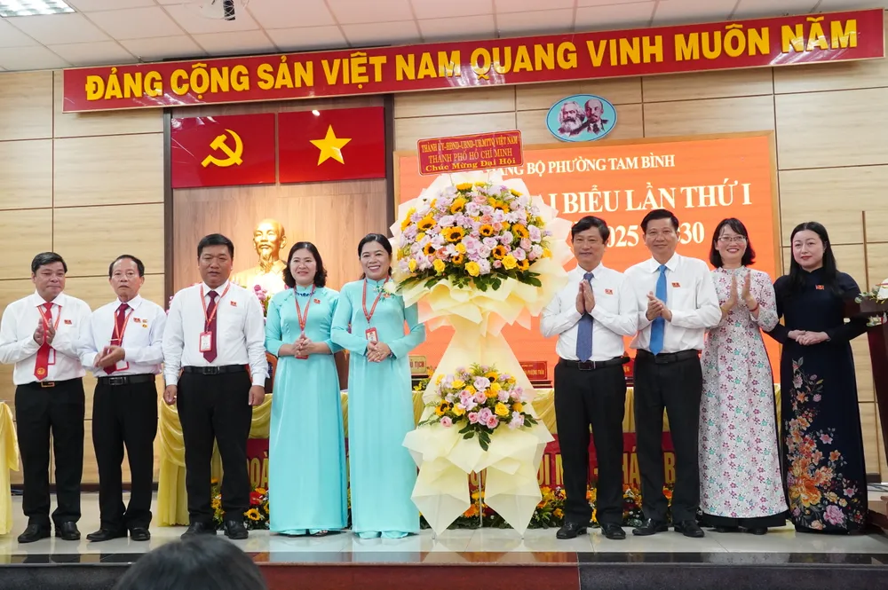 Tổ công tác số 3 tặng hoa của Thành ủy - HĐND - UBND - Ủy ban MTTQ Việt Nam TPHCM chúc mừng đại hội 1.JPG