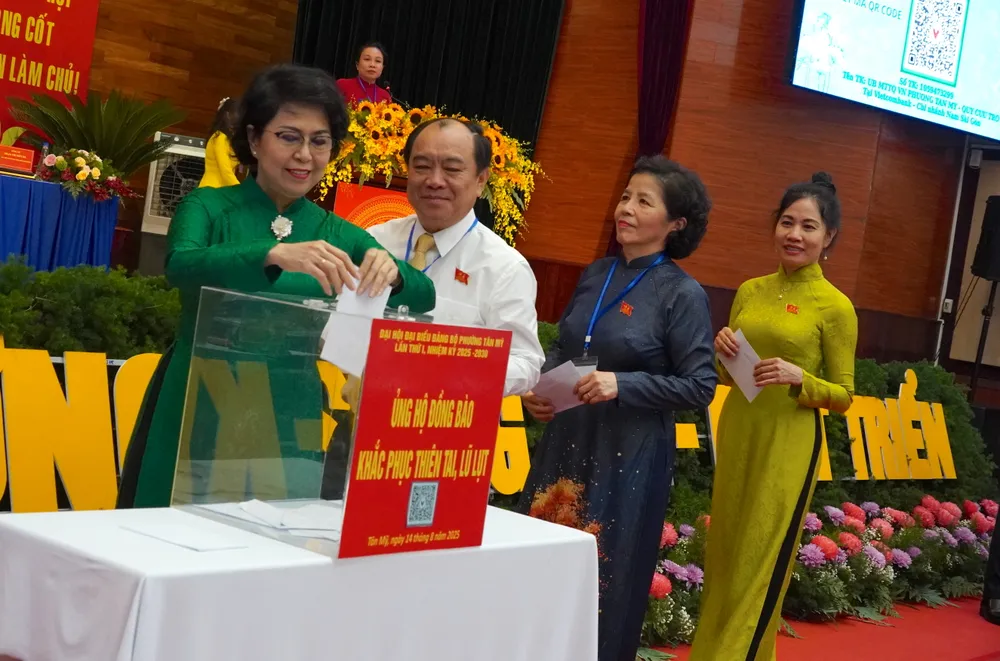 Các đại biểu ủng hộ đồng bào khắc phục thiên tai, lũ lụt 6HH03960.JPG