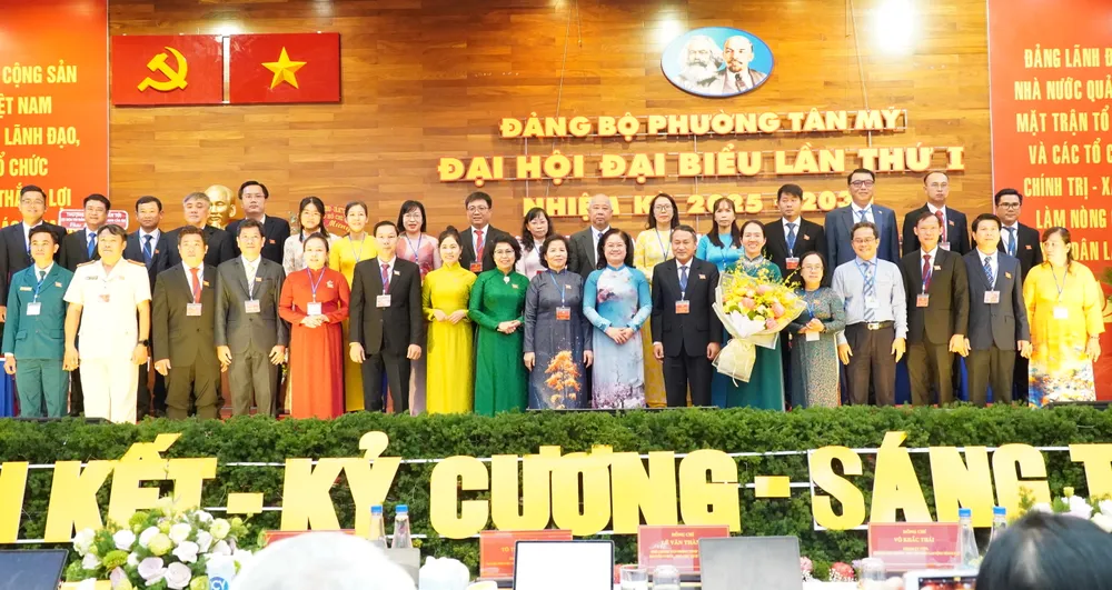 Đồng chí Nguyễn Thị Mỹ Hằng chúc mừng Ban Chấp hành Đảng bộ phường Phú Mỹ, nhiệm kỳ 2025-2030 6HH04030.JPG