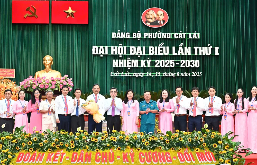 Ban Chấp hành Đảng bộ phường Cát Lái, nhiệm kỳ 2025-2030 ra mắt đại hội. Ảnh: VIỆT DŨNG 15-8. 2.jpg