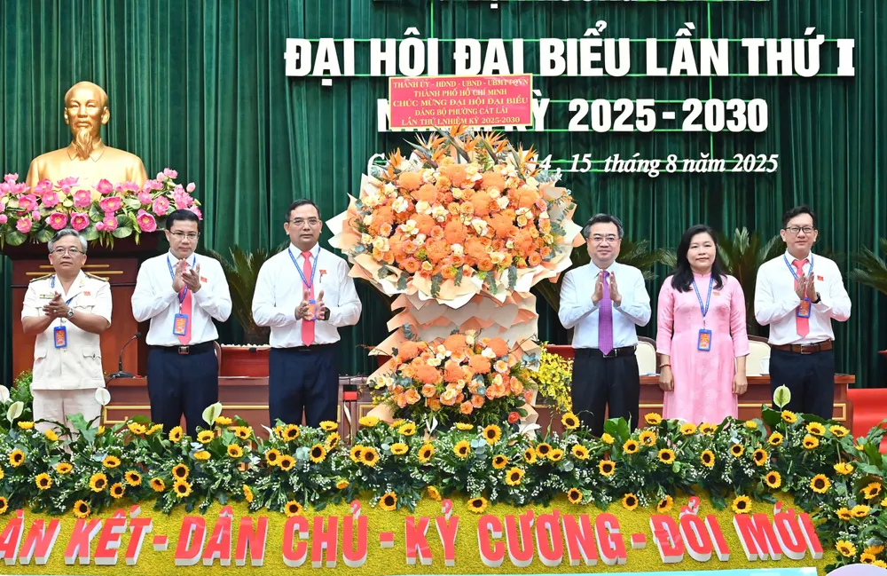 Phó Bí thư Thường trực Thành ủy Nguyễn Thanh Nghị tặng hoa của Thành ủy - HĐND - UBND - Ủy ban MTTQ Việt Nam TPHCM chúc mừng đại hội. Ảnh: VIỆT DŨNG 15-8. 4.jpg