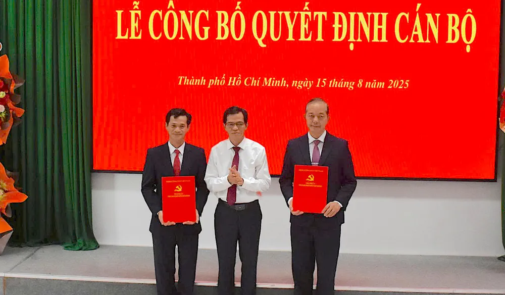 Phó Trưởng Ban Thường trực Ban Tổ chức Thành ủy TPHCM Dương Trọng Hiếu trao quyết định của Ban Thường vụ Thành ủy 15-8. HVCB 1.jpg