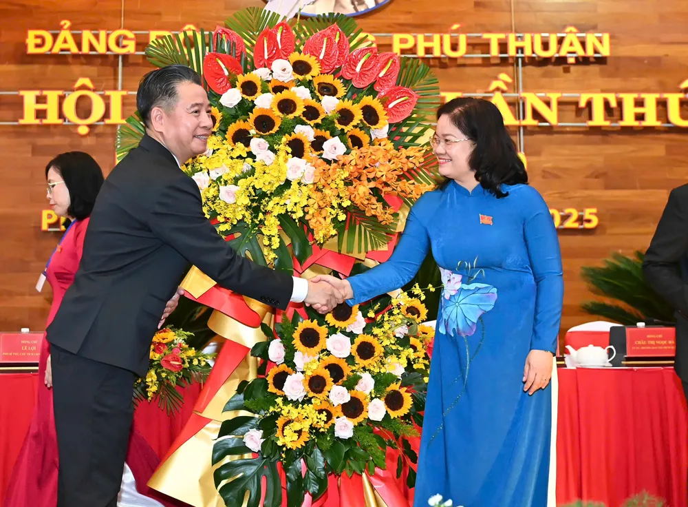 Đồng chí Nguyễn Thị Mỹ Hằng tặng hoa của Thành ủy - HĐND - UBND - Ủy ban MTTQ Việt Nam TPHCM chúc mừng đại hội. Ảnh: VIỆT DŨNG 15-8. Phú Thuận 1.jpg