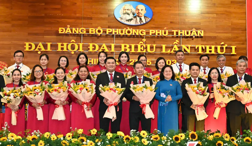 Đồng chí Nguyễn Thị Mỹ Hằng chúc mừng Ban Chấp hành Đảng bộ phường Phú Thuận nhiệm kỳ 2025-2030. Ảnh: VIỆT DŨNG 15-8. Phú Thuận 5.jpg