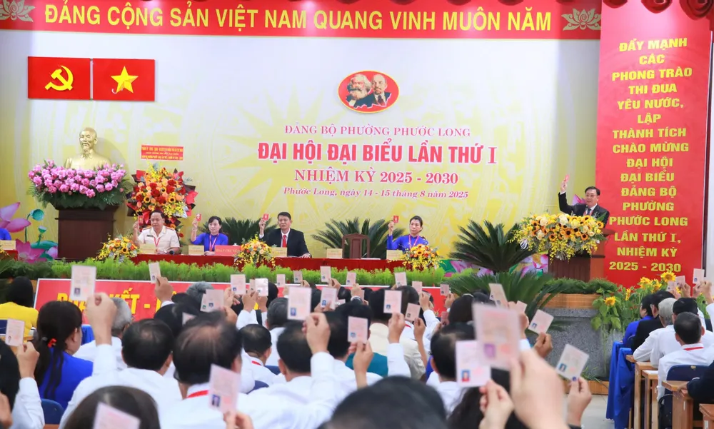 Các đại biểu biểu quyết thông qua nghị quyết đại hội 15-8. Phước Long 1.jpg