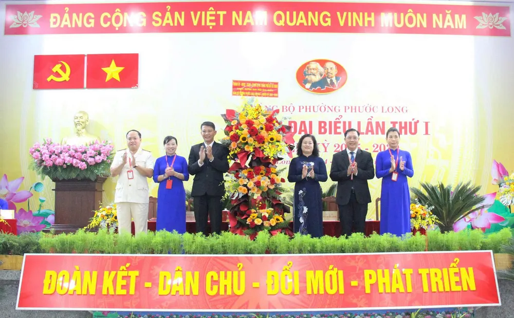 Đồng chí Nguyễn Thị Mỹ Hằng tặng hoa của Thành ủy - HĐND - UBND - Ủy ban MTTQ Việt Nam TPHCM chúc mừng đại hội 15-8. Phước Long 4.jpg