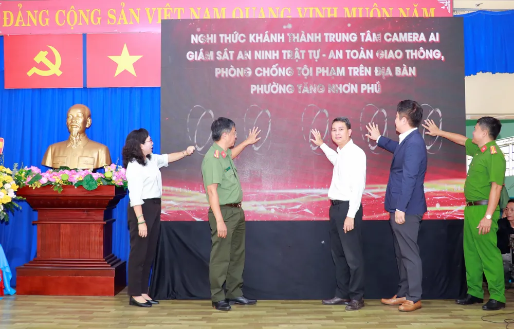 Các đại biểu thực hiện nghi thức ra mắt Trung tâm Camera AI tại phường Tăng Nhơn Phú 15-8. Tăng Nhơn Phú 1.jpg