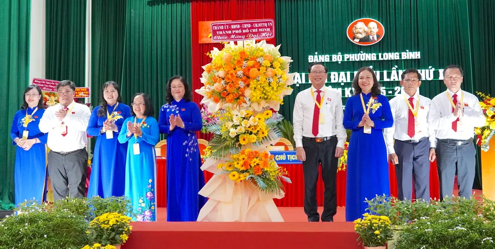 Đồng chí Nguyễn Thị Mỹ Hằng tặng hoa của Thành ủy - HĐND - UBND - Ủy ban MTTQ Việt Nam TPHCM chúc mừng đại hội 1.JPG