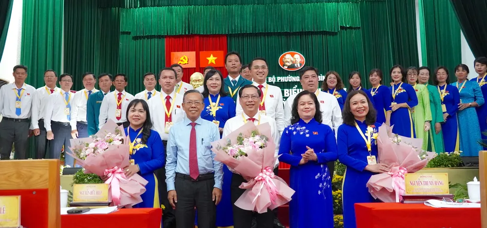Trưởng Ban Nội chính Thành ủy TPHCM Nguyễn Thị Mỹ Hằng và nguyên Bí thư Thành ủy TP Thủ Đức Nguyễn Hữu Hiệp chúc mừng Ban Chấp hành Đảng bộ phường Long Bình nhiệm kỳ 2025-2030 3.JPG