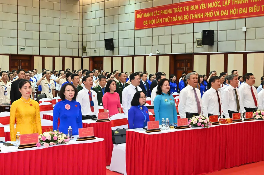 Các đại biểu thực hiện nghi thức chào cờ. Ảnh: VIỆT DŨNG 17-8. Tân Thuận 1.jpg