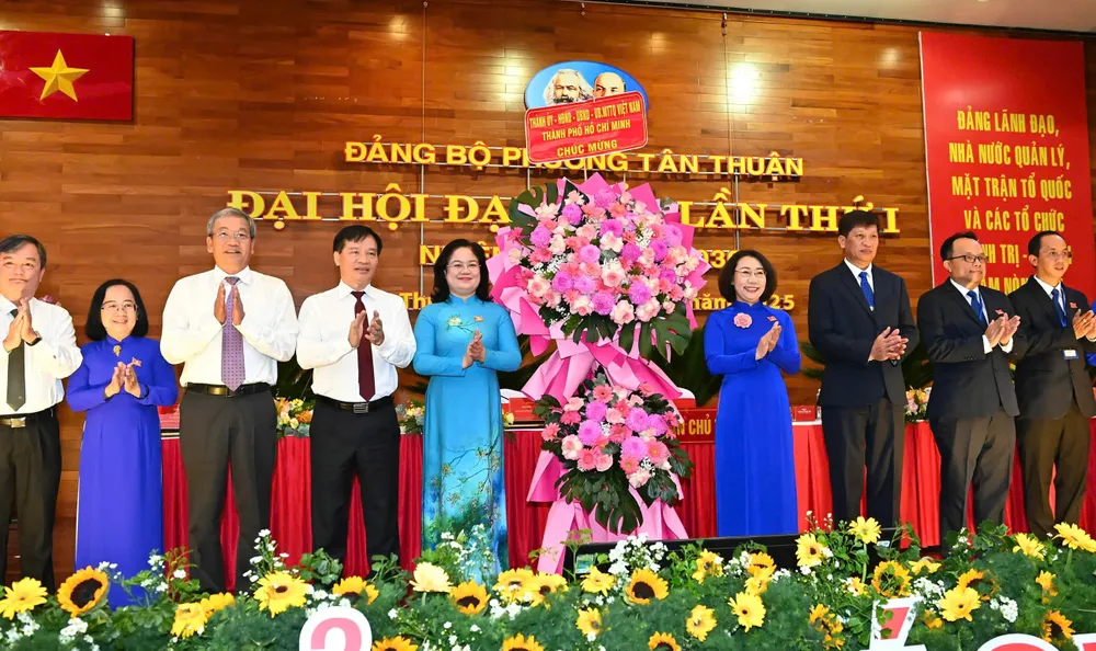 Đồng chí Nguyễn Thị Mỹ Hằng tặng hoa của Thành ủy - HĐND - UBND - Ủy ban MTTQ Việt Nam TPHCM chúc mừng đại hội. Ảnh: VIỆT DŨNG 17-8. Tân Thuận 2.jpg