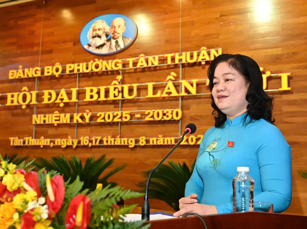 Đồng chí Nguyễn Thị Mỹ Hằng phát biểu chỉ đạo đại hội. Ảnh: VIỆT DŨNG 17-8. Tân Thuận 4.jpg