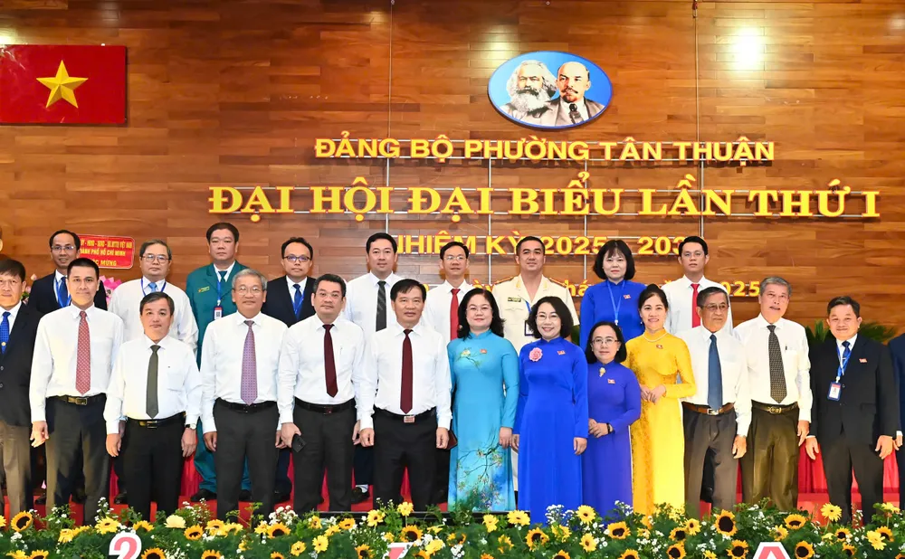 Các đồng chí tham dự đại hội chụp hình lưu niệm. Ảnh: VIỆT DŨNG 17-8. Tân Thuận 5.jpg