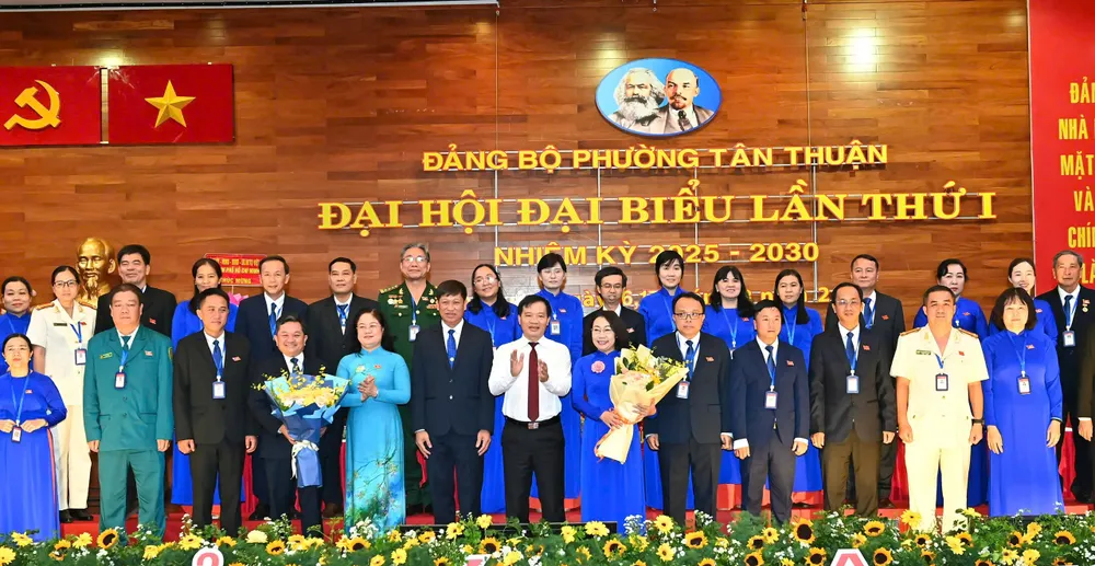Ban Chấp hành Đảng bộ phường Tân Thuận nhiệm kỳ 2025-2030 ra mắt đại hội. Ảnh: VIỆT DŨNG 17-8. Tân Thuận 6.jpg