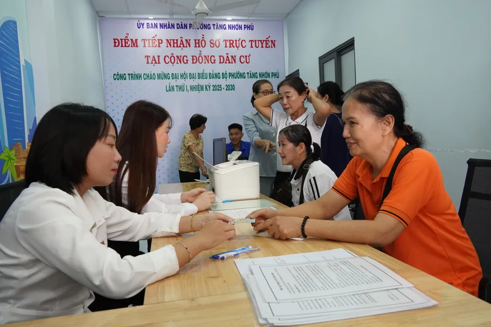 Người dân làm thủ tục hành chính tại trụ sở khu phố 43 10.JPG