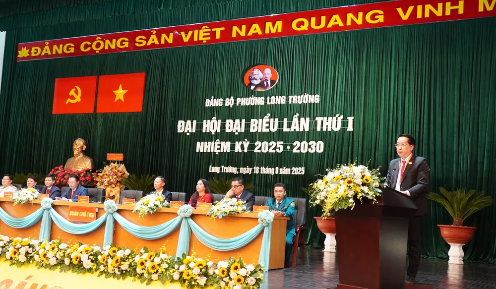 Bí thư Đảng ủy phường Long Trường Kiều Ngọc Vũ báo cáo tại đại hội 13.JPG