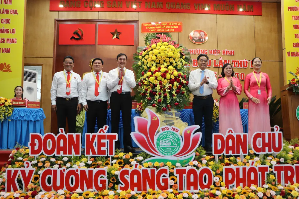 Đồng chí Nguyễn Lộc Hà tặng hoa của Thành ủy - HĐND - UBND - Ủy ban MTTQ Việt Nam TPHCM chúc mừng đại hội 18-8. Hiệp Bình.jpg
