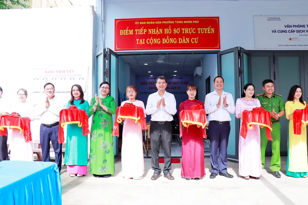 Lãnh đạo phường Tăng Nhơn Phú cắt băng khánh thành điểm tiếp nhận hồ sơ trực tuyến tại cộng đồng dân cư 18-8. Tăng Nhơn Phú 2.jpg