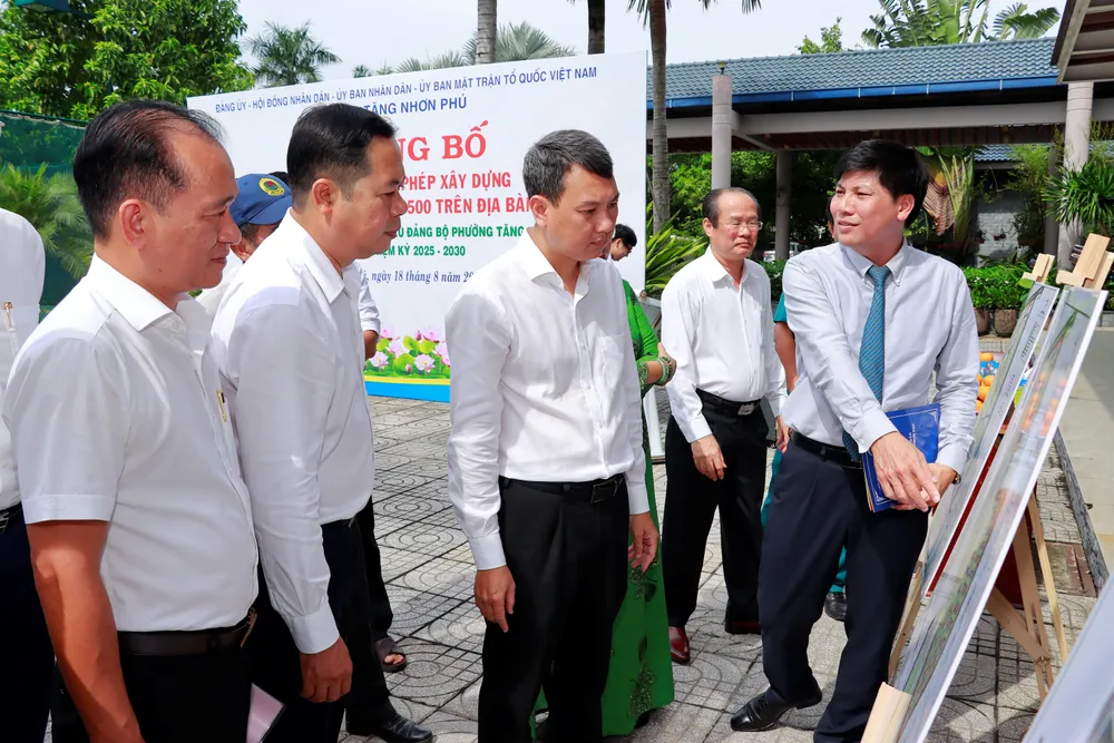 Lãnh đạo phường Tăng Nhơn Phú khảo sát khu vực được miễn giấy phép xây dựng 18-8. Tăng Nhơn Phú 4.jpg