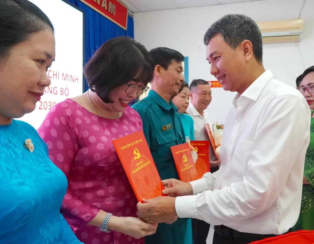 Bí thư Đảng ủy phường Tăng Nhơn Phú Nguyễn Bạch Hoàng Phụng trao quyết định của Ban Thường vụ Thành ủy TPHCM đến các đồng chí được bổ sung vào Ban Chấp hành Đảng bộ phường 6HH04158.JPG