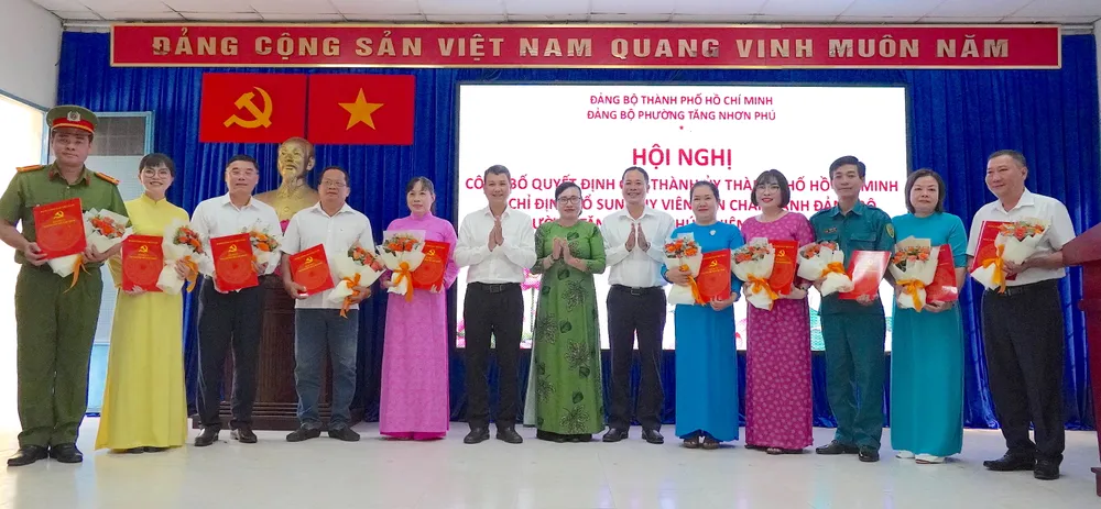 Thường trực Đảng ủy phường chúc mừng các đồng chí được bổ sung vào Ban Chấp hành Đảng bộ phường Tăng Nhơn Phú 6HH04171.JPG