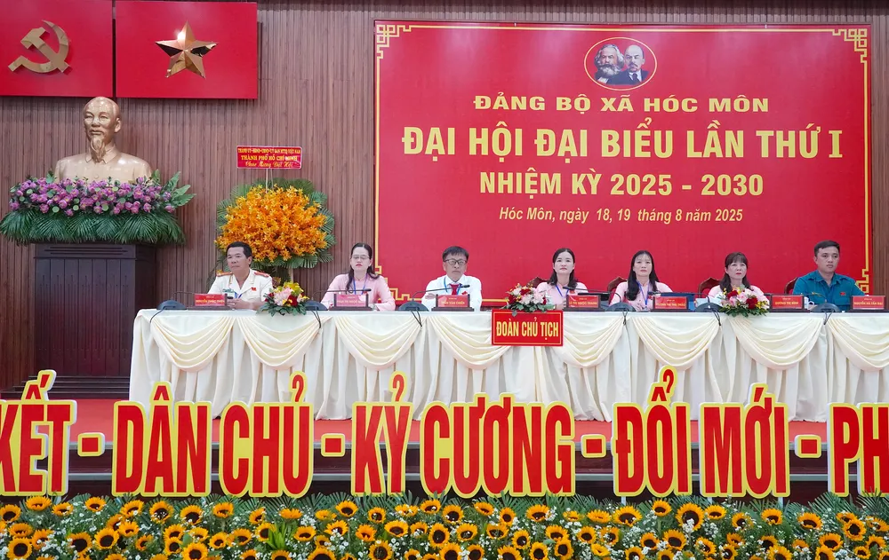 Đoàn Chủ tịch Đại hội Đảng bộ xã Hóc Môn nhiệm kỳ 2025-2030 1.JPG