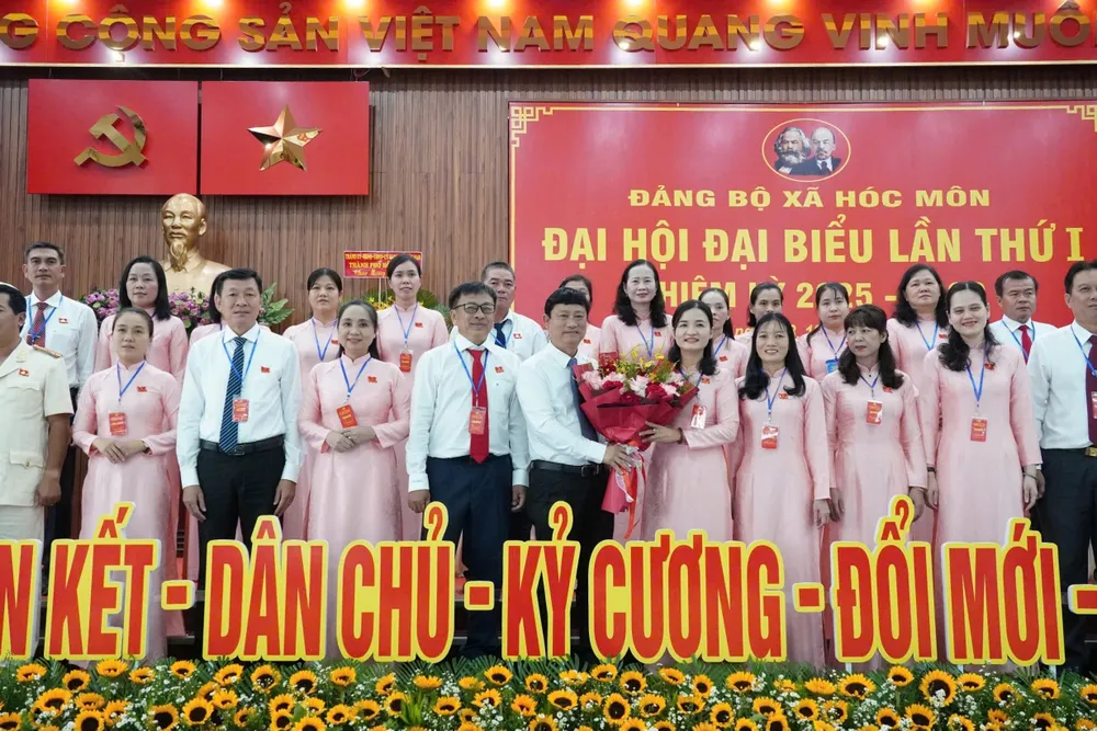 Phó Bí thư Thành ủy TPHCM Võ Văn Minh chúc mừng Ban Chấp hành Đảng bộ xã Hóc Môn nhiệm kỳ 2025-2030 19-8. Hóc Môn 1.jpg