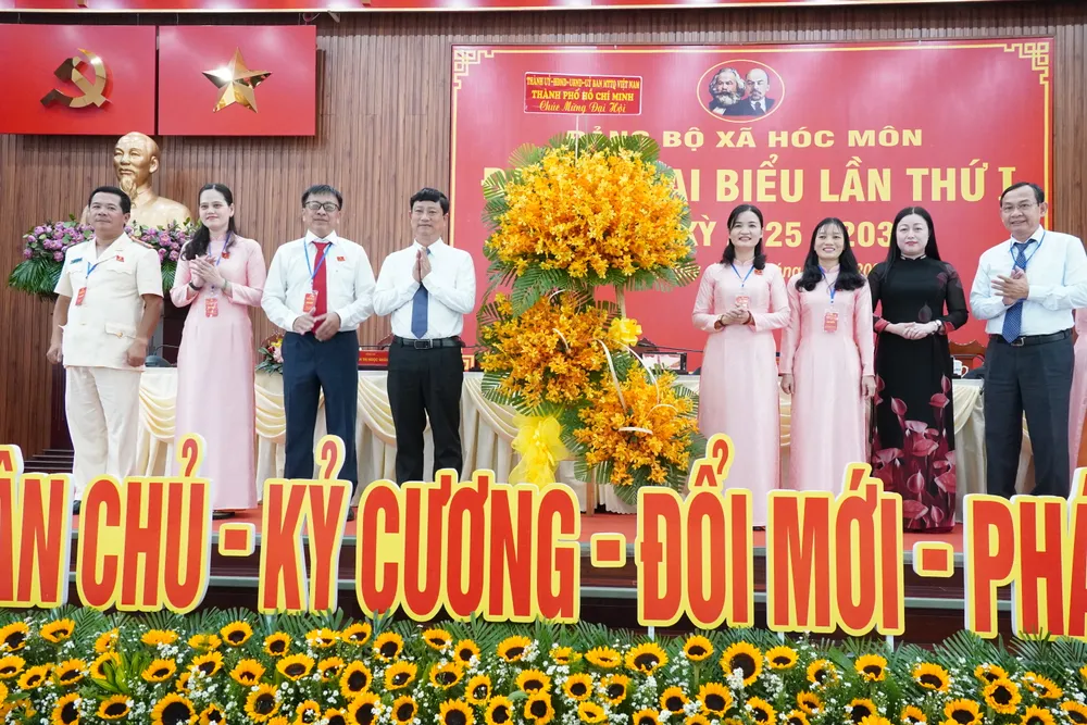 Đồng chí Võ Văn Minh tặng hoa của Thành ủy - HĐND - UBND - Ủy ban MTTQ Việt Nam TPHCM chúc mừng đại hội 3.JPG