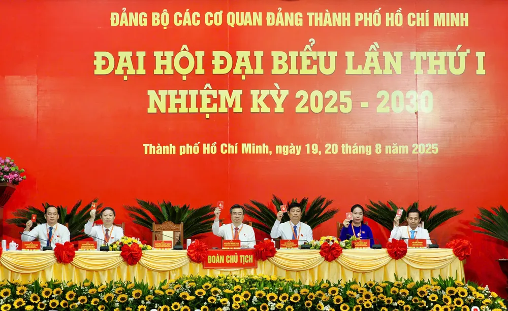 Đoàn Chủ tịch Đại hội Đảng bộ các cơ quan Đảng TPHCM lần thứ I. Ảnh HOÀNG HÙNG Đoàn Chủ tịch Đại hội Đảng bộ các cơ quan Đảng TPHCM lần thứ I. Ảnh HOÀNG HÙNG