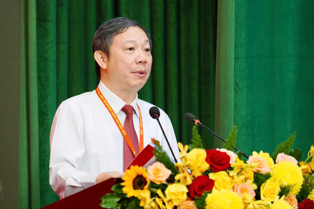 Đồng chí Dương Anh Đức trình bày và điều hành biểu quyết quy chế làm việc của Đại hội Đồng chí Dương Anh Đức trình bày và điều hành biểu quyết quy chế làm việc của Đại hội