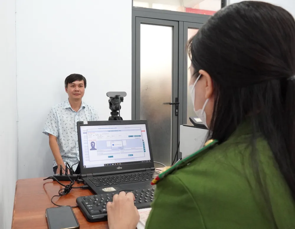 Công an phường Thủ Đức thực hiện thủ tục đổi thẻ Đảng cho đảng viên trên địa bàn. Ảnh: THU HƯỜNG 6HH04445.JPG