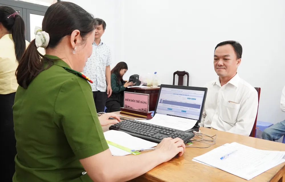 Công an phường Thủ Đức thực hiện thủ tục đổi thẻ Đảng cho đảng viên trên địa bàn. Ảnh: THU HƯỜNG 6HH04467.JPG