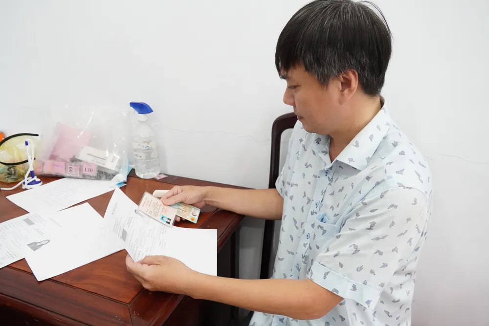 Ông Đặng Hải Nam rà lại thông tin cá nhân. Ảnh: THU HƯỜNG 6HH04480.JPG