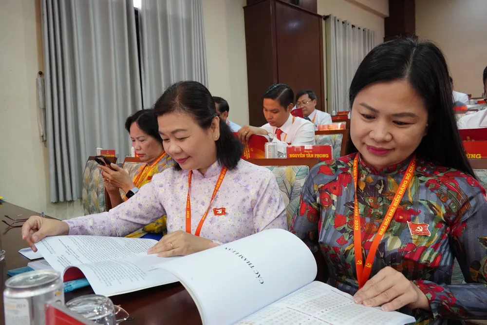 Các đại biểu nghiên cứu tài liệu tại đại hội. Ảnh: HOÀNG HÙNG 6HH04751.JPG