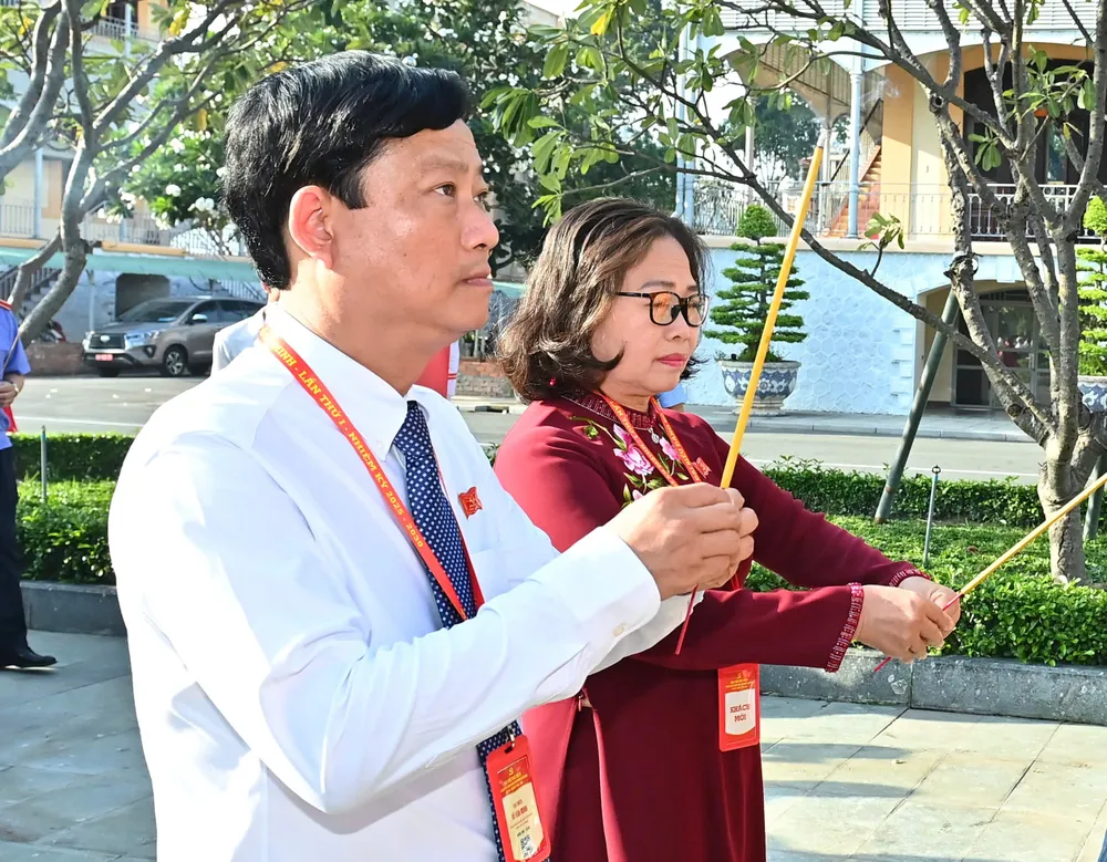 Đồng chí Võ Văn Minh dâng hương lên Bác. Ảnh: VIỆT DŨNG 50.jpg
