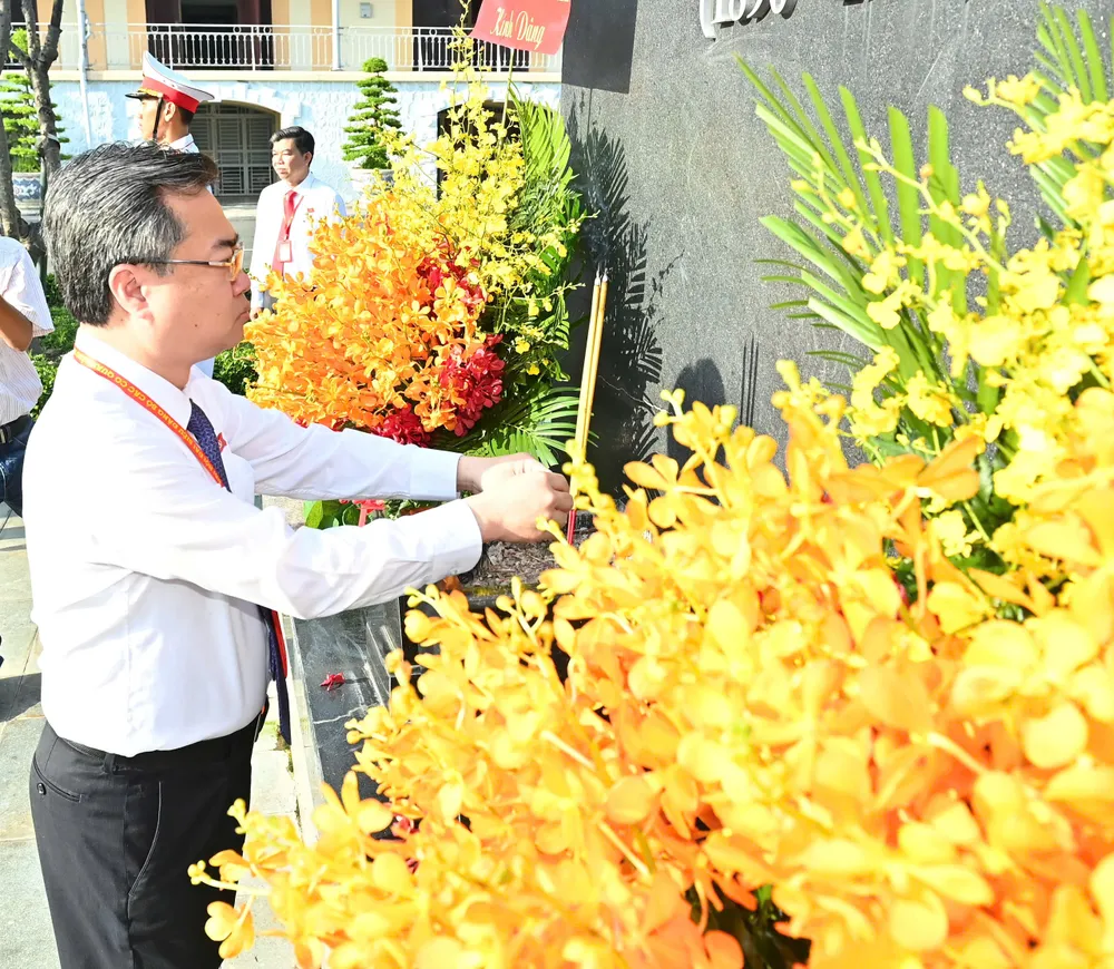 Phó Bí thư Thường trực Thành ủy, Bí thư Đảng ủy các cơ quan Đảng TPHCM Nguyễn Thanh Nghị dâng hương lên Chủ tịch Hồ Chí Minh. Ảnh: VIỆT DŨNG 51.jpg