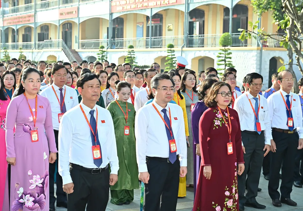 Các đại biểu dự lễ dâng hoa, dâng hương lên Chủ tịch Hồ Chí Minh. Ảnh: VIỆT DŨNG 53.jpg