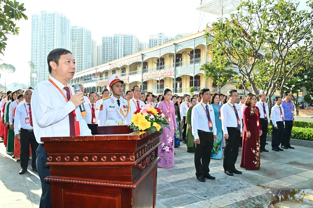 Đồng chí Dương Anh Đức thay mặt các đại biểu báo công lên Bác. Ảnh: VIỆT DŨNG 56.jpg