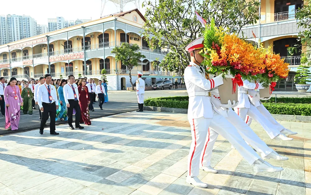 Các đại biểu dâng hoa lên Chủ tịch Hồ Chí Minh. Ảnh: VIỆT DŨNG 58.jpg