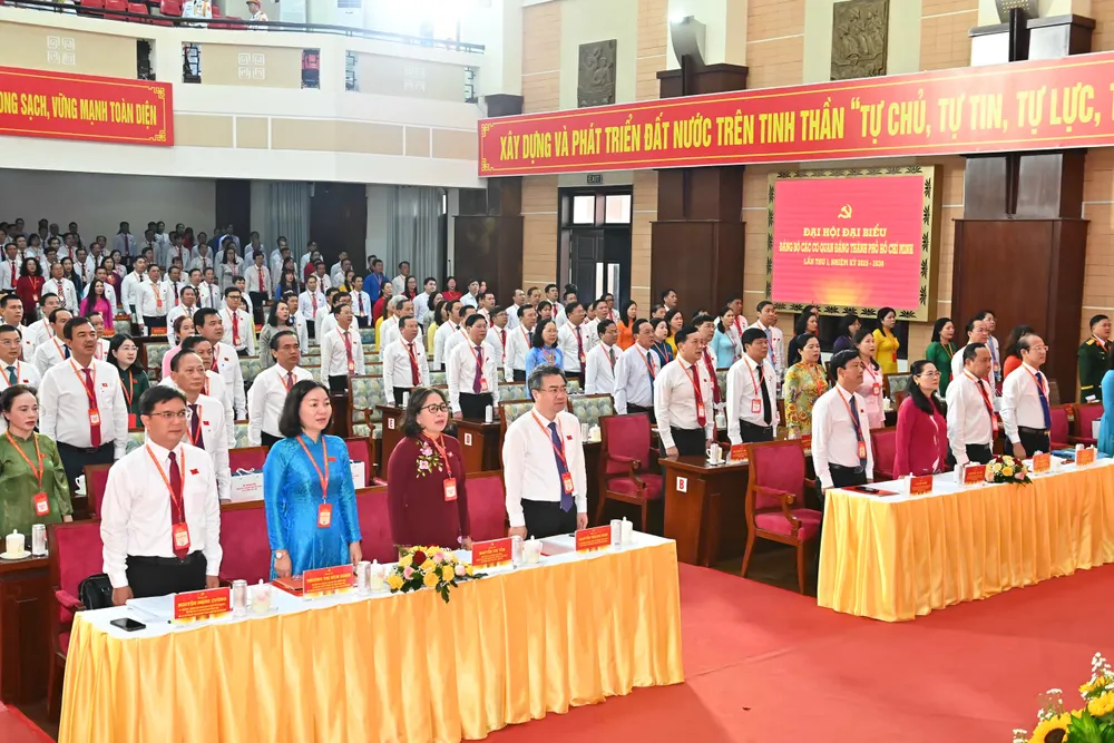 Các đại biểu thực hiện nghi thức chào cờ. Ảnh: VIỆT DŨNG 68.jpg