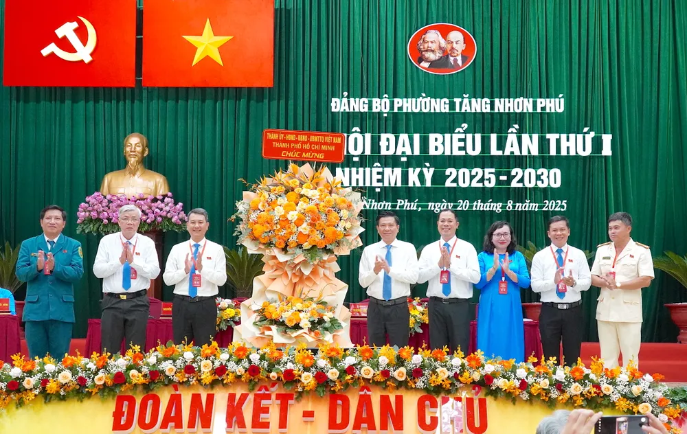 Đại hội nhận hoa chúc mừng của Thành ủy - HĐND - UBND - Ủy ban MTTQ Việt Nam TPHCM 6HH05001.JPG