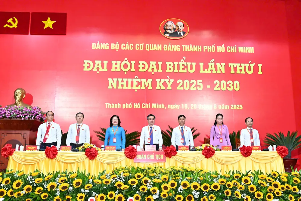 Đoàn Chủ tịch đại hội ra mắt. Ảnh: VIỆT DŨNG 70.jpg