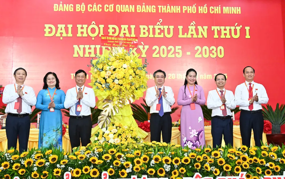 Đại hội nhận hoa chúc mừng của Thành ủy - HĐND - UBND - Ủy ban MTTQ Việt Nam TPHCM. Ảnh: VIỆT DŨNG 72.jpg
