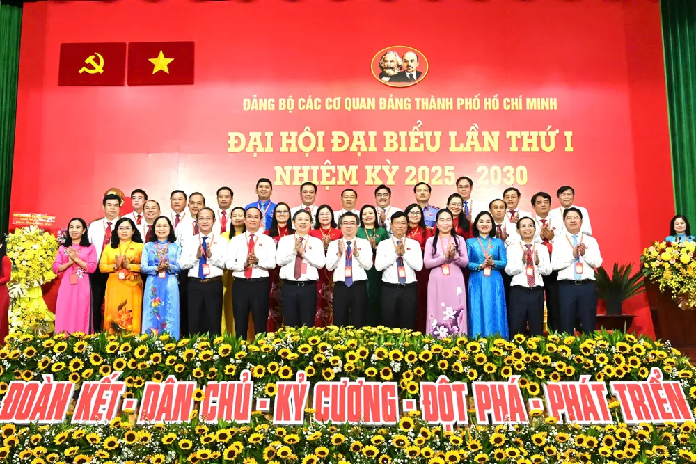 Ban Chấp hành Đảng bộ các cơ quan Đảng TPHCM gồm 35 đồng chí ra mắt đại hội. Ảnh: VIỆT DŨNG 91.jpg