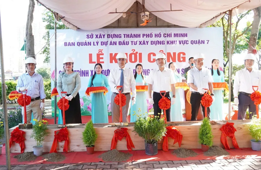Lãnh đạo Ban Quản lý dự án đầu tư xây dựng khu vực quận 7 và lãnh đạo phường Tân Hưng thực hiện nghi thức khởi công công trình 22-8. Khởi công dự án tại q7.jpg