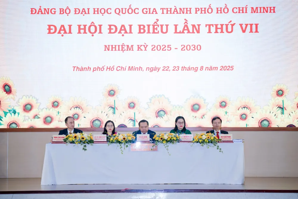 Đoàn Chủ tịch đại hội 23-8. 7.jpg