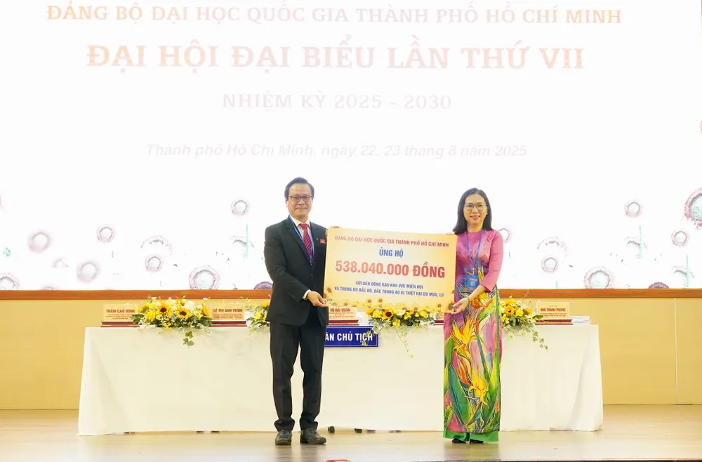 Đảng bộ ĐHQG TPHCM đã trao bảng tượng trưng ủng hộ đồng bào khu vực miền núi và Trung du Bắc bộ, Bắc Trung bộ bị thiệt hại do mưa, lũ với số tiền gần 540 triệu đồng. Ảnh: THU HƯỜNG 4.JPG